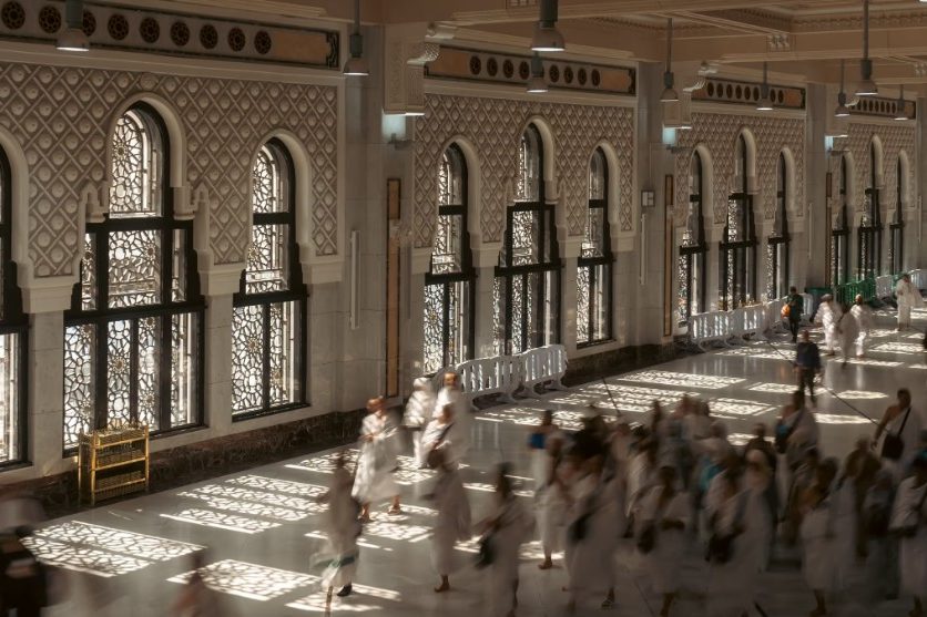 رواق مضيء في المسجد الحرام