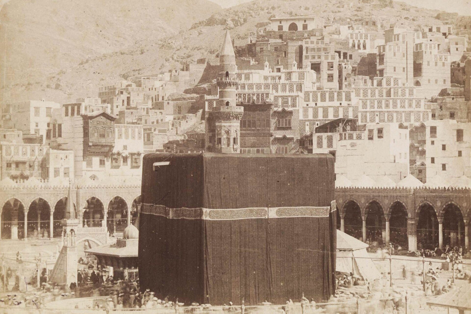 صورة تاريخية للكعبة المشرفة والمسجد الحرام عام 1880