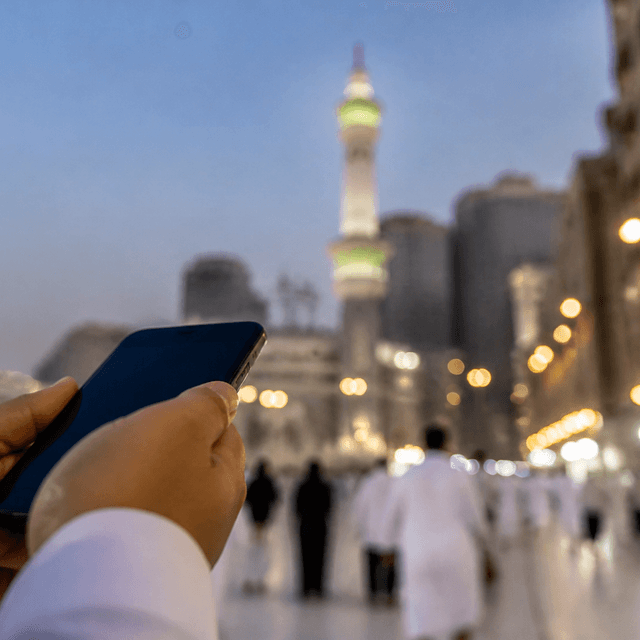 هاتف في شارع مكي عند المساء